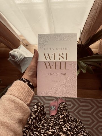Fridaygirl hält das Buch Westwell - Heavy & Light in der Hand