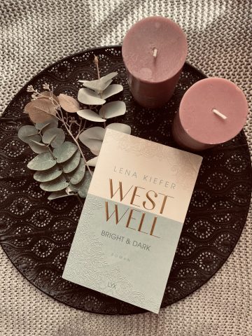 Buch Westwell - Bright & Dark liegt in dekorativer Umgebung